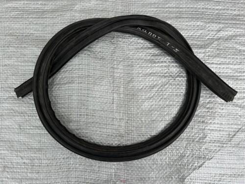 Уплотнитель капота VW T5 7H0823713B VAG Фольксваген Т5
