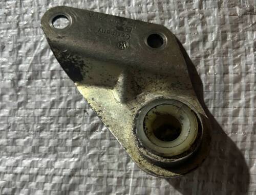 Кронштейн опорный переключения передач, кулиса VW T4 701711271A VAG Фольксваген Т4