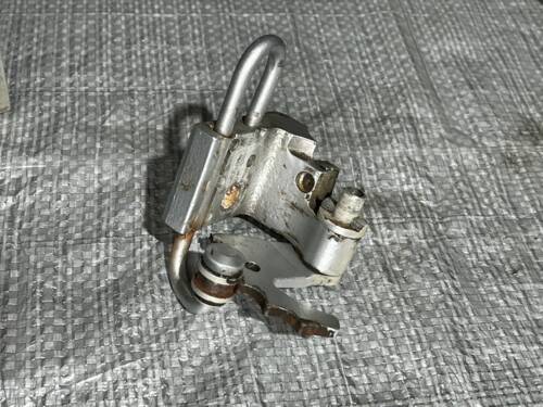 Петля, завіс дверки передньої правої нижня, низ(на кузові)  VW T5 7H0831412A VAG Фольксваген Т5