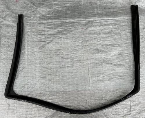 Уплотнитель стекла передней левой двери VW T5 7H0837433 VAG Фольксваген Т5 7H0837433