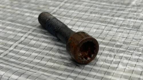 Болт крепления полуоси 1990-2003 N10527901 VAG Фольксваген Транспортер Т4